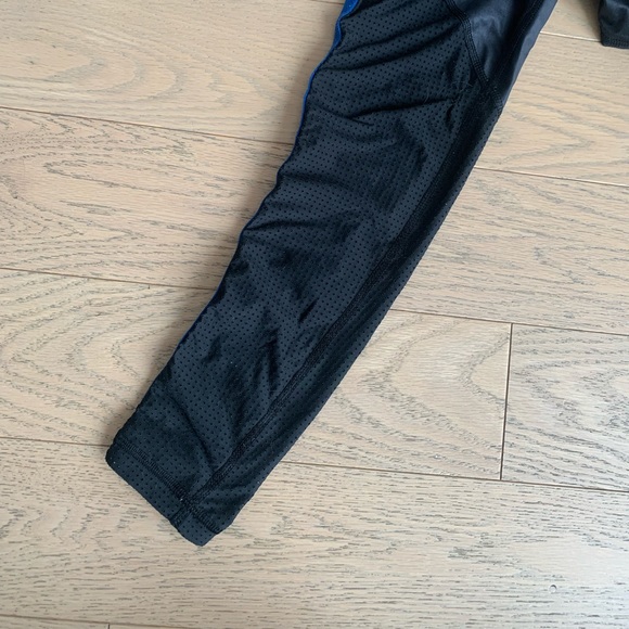 Workout set -  cropped top and leggings with mesh inserts - Picture 5 of 7